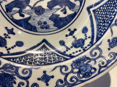 Plat en porcelaine de Chine en bleu et blanc à décor de grues, marque  Fu Gui Jia Qi 富貴佳器, Jiajing/Wanli — photo 5