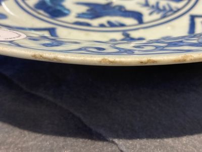 Plat en porcelaine de Chine en bleu et blanc à décor de grues, marque  Fu Gui Jia Qi 富貴佳器, Jiajing/Wanli — photo 9