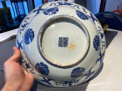 Plat en porcelaine de Chine en bleu et blanc à décor de grues, marque  Fu Gui Jia Qi 富貴佳器, Jiajing/Wanli — photo 10