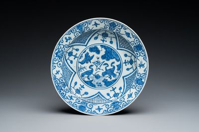 Plat en porcelaine de Chine en bleu et blanc à décor de grues, marque Fu Gui Jia Qi 富貴佳器, Jiajing/Wanli