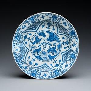 Plat en porcelaine de Chine en bleu et blanc à décor de grues, marque  Fu Gui Jia Qi 富貴佳器, Jiajing/Wanli — photo 1