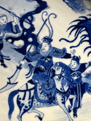 Plat en porcelaine de Chine en bleu et blanc à décor de guerriers à cheval, 19ème — photo 2