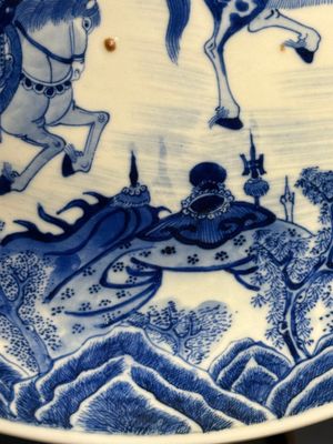 Plat en porcelaine de Chine en bleu et blanc à décor de guerriers à cheval, 19ème — photo 6