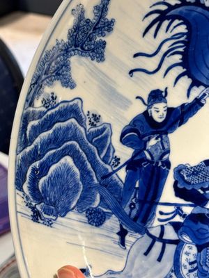 Plat en porcelaine de Chine en bleu et blanc à décor de guerriers à cheval, 19ème — photo 7