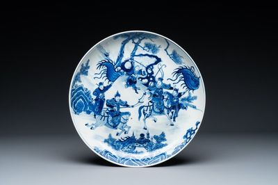 Plat en porcelaine de Chine en bleu et blanc à décor de guerriers à cheval, 19ème