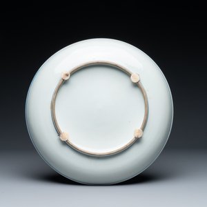Plat en porcelaine de Chine en bleu et blanc à décor de guerriers à cheval, 19ème — photo 2