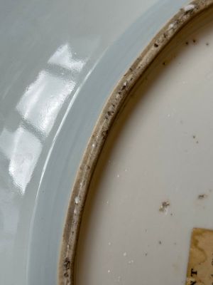 Plat en porcelaine de Chine en bleu et blanc à décor de panneaux paysagers et floraux, Kangxi — photo 11