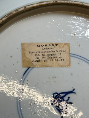 Plat en porcelaine de Chine en bleu et blanc à décor de panneaux paysagers et floraux, Kangxi — photo 9