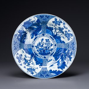Plat en porcelaine de Chine en bleu et blanc à décor de panneaux paysagers et floraux, Kangxi — photo 1