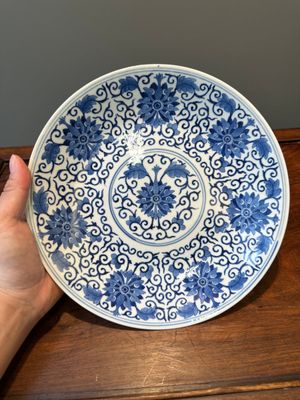 Plat en porcelaine de Chine en bleu et blanc à décor de rinceaux de lotus, marque et époque de Guangxu — photo 1