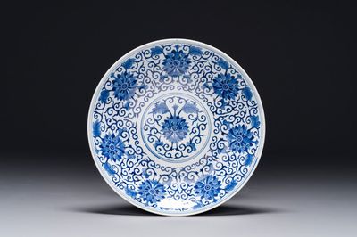 Plat en porcelaine de Chine en bleu et blanc à décor de rinceaux de lotus, marque et époque de Guangxu