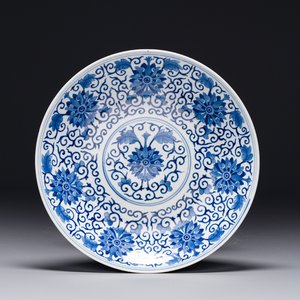 Plat en porcelaine de Chine en bleu et blanc à décor de rinceaux de lotus, marque et époque de Guangxu — photo 1