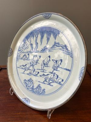 Plat en porcelaine de Chine en bleu et blanc à décor des 'Huit chevaux de Mu Wang' à monture en argent, Kangxi/Yongzheng — photo 2