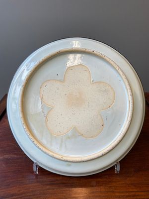 Plat en porcelaine de Chine en bleu et blanc à décor des 'Huit chevaux de Mu Wang' à monture en argent, Kangxi/Yongzheng — photo 3