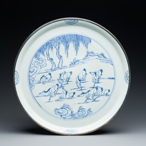 Plat en porcelaine de Chine en bleu et blanc à décor des 'Huit chevaux de Mu Wang' à monture en argent, Kangxi/Yongzheng — photo 1