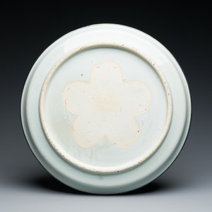 Plat en porcelaine de Chine en bleu et blanc à décor des 'Huit chevaux de Mu Wang' à monture en argent, Kangxi/Yongzheng — photo 2