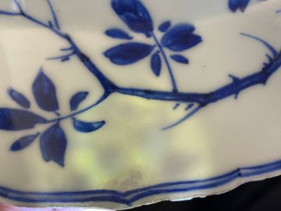 Plat en porcelaine de Chine en bleu et blanc à décor des quatre saisons, marque et époque de Kangxi — photo 11