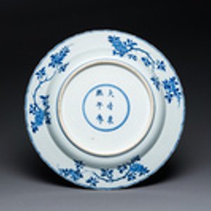 Plat en porcelaine de Chine en bleu et blanc à décor des quatre saisons, marque et époque de Kangxi — photo 2