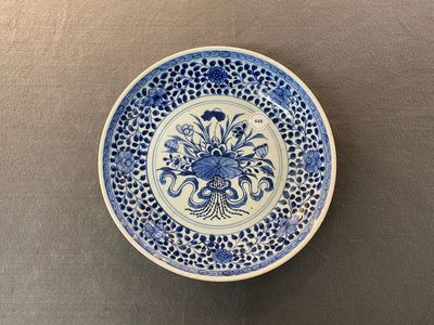 Plat en porcelaine de Chine en bleu et blanc à décor d'un bouquet de fleurs, Qianlong — photo 1