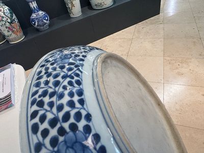 Plat en porcelaine de Chine en bleu et blanc à décor d'un bouquet de fleurs, Qianlong — photo 7