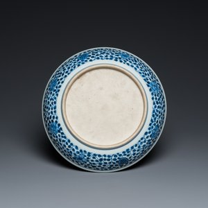 Plat en porcelaine de Chine en bleu et blanc à décor d'un bouquet de fleurs, Qianlong — photo 2
