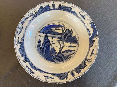Plat en porcelaine de Chine en bleu et blanc à décor d'un paysage, Jiajing — photo 1