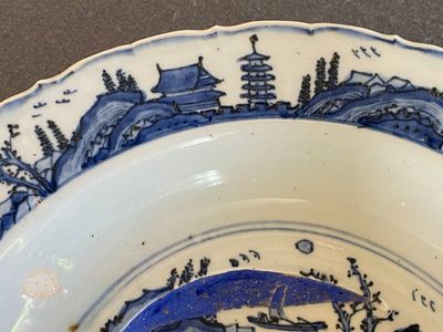 Plat en porcelaine de Chine en bleu et blanc à décor d'un paysage, Jiajing — photo 2