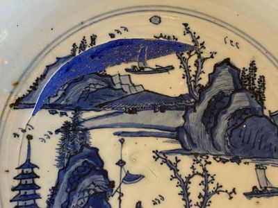 Plat en porcelaine de Chine en bleu et blanc à décor d'un paysage, Jiajing — photo 3