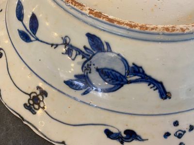 Plat en porcelaine de Chine en bleu et blanc à décor d'un paysage, Jiajing — photo 9