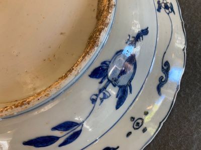 Plat en porcelaine de Chine en bleu et blanc à décor d'un paysage, Jiajing — photo 10