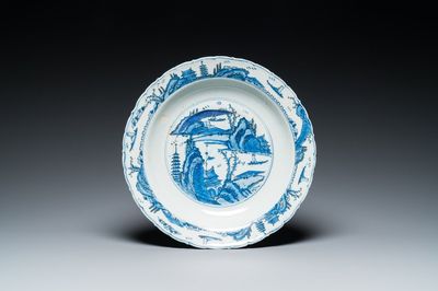 Plat en porcelaine de Chine en bleu et blanc à décor d'un paysage, Jiajing