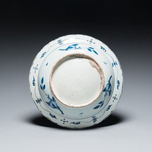 Plat en porcelaine de Chine en bleu et blanc à décor d'un paysage, Jiajing — photo 2