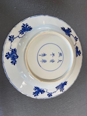 Plat en porcelaine de Chine en bleu et blanc à décor floral, marque et époque de Kangxi — photo 2