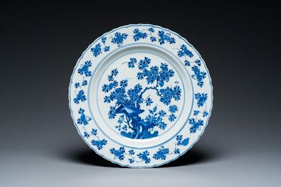 Plat en porcelaine de Chine en bleu et blanc à décor floral, marque et époque de Kangxi