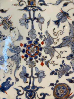 Plat en porcelaine de Chine en bleu et blanc aux rehauts en dorure et rouge de fer, Yongzheng — photo 2