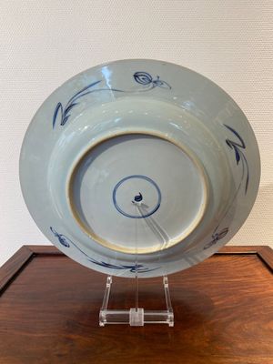 Plat en porcelaine de Chine en bleu et blanc aux rehauts en dorure et rouge de fer, Yongzheng — photo 5