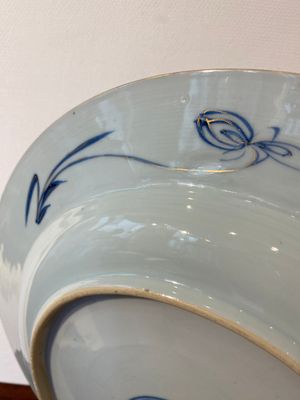 Plat en porcelaine de Chine en bleu et blanc aux rehauts en dorure et rouge de fer, Yongzheng — photo 7
