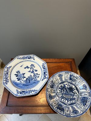 Plat en porcelaine de Chine en bleu et blanc et un plat octogonal à décor 'Les Trois Amis de l'Hiver', Wanli et Qianlong — photo 1