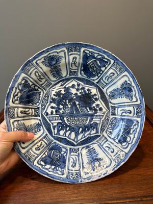 Plat en porcelaine de Chine en bleu et blanc et un plat octogonal à décor 'Les Trois Amis de l'Hiver', Wanli et Qianlong — photo 12
