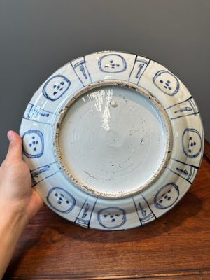 Plat en porcelaine de Chine en bleu et blanc et un plat octogonal à décor 'Les Trois Amis de l'Hiver', Wanli et Qianlong — photo 16