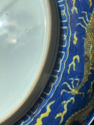 Plat en porcelaine de Chine en bleu et jaune à décor d'un dragon, marque et époque de Qianlong — photo 4