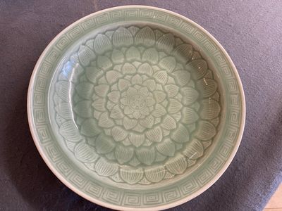 Plat en porcelaine de Chine en céladon à décor d'un lotus, Qianlong/Jiaqing — photo 1