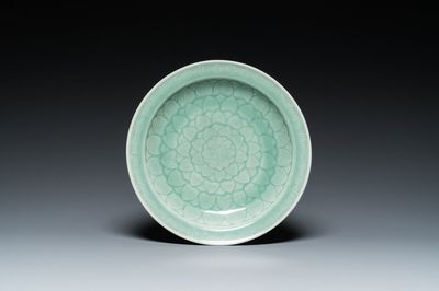 Plat en porcelaine de Chine en céladon à décor d'un lotus, Qianlong/Jiaqing