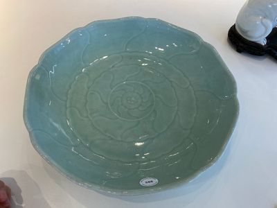 Plat en porcelaine de Chine en céladon à décor d'un lotus, Qianlong — photo 1