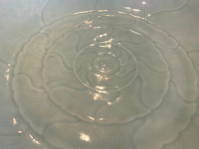 Plat en porcelaine de Chine en céladon à décor d'un lotus, Qianlong — photo 2
