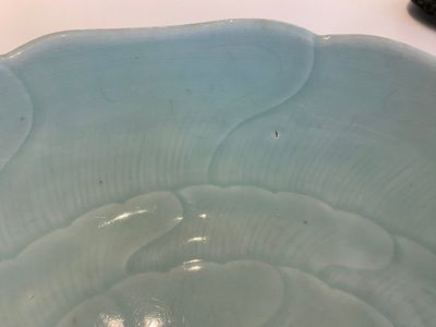 Plat en porcelaine de Chine en céladon à décor d'un lotus, Qianlong — photo 3