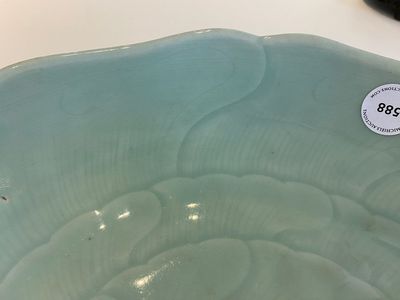 Plat en porcelaine de Chine en céladon à décor d'un lotus, Qianlong — photo 4