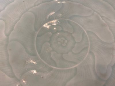 Plat en porcelaine de Chine en céladon à décor d'un lotus, Qianlong — photo 5