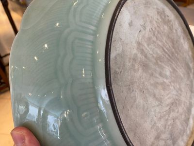 Plat en porcelaine de Chine en céladon à décor d'un lotus, Qianlong — photo 7