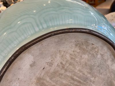 Plat en porcelaine de Chine en céladon à décor d'un lotus, Qianlong — photo 9